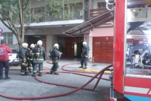 Cuatro personas hospitalizadas por inhalación de humo